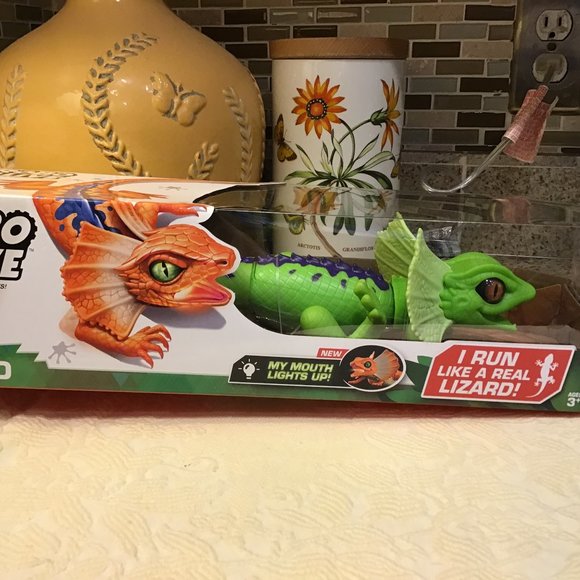 Robo Alive Lurking Lizard Battery-Powered Robotic Toy (Green + Blue) by ZURU - Picture 1 of 3